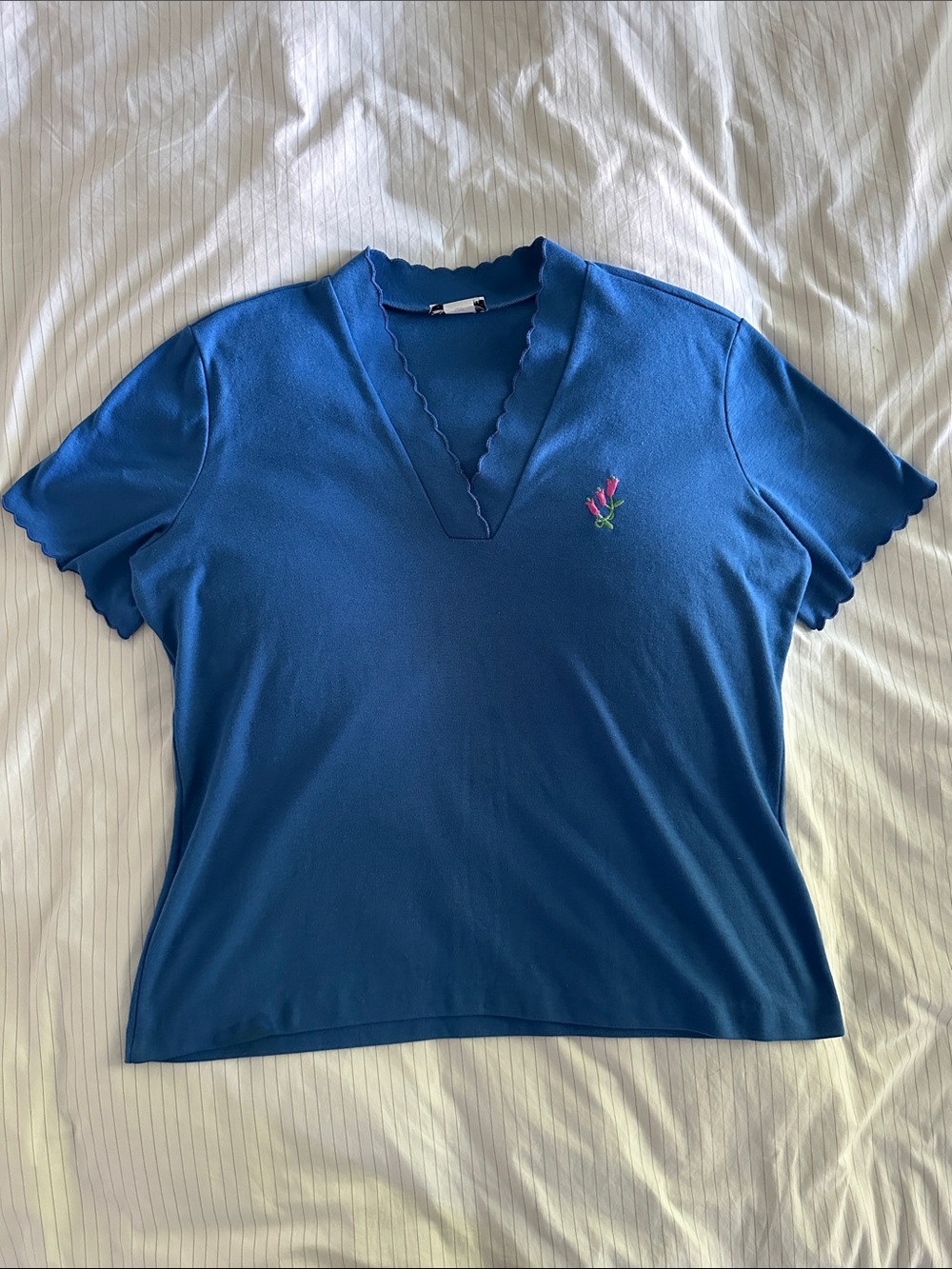 VTG Sanibel Sport - Blue V-Neck Scallop Trim Short Sleeve Top Floral Embroidered
